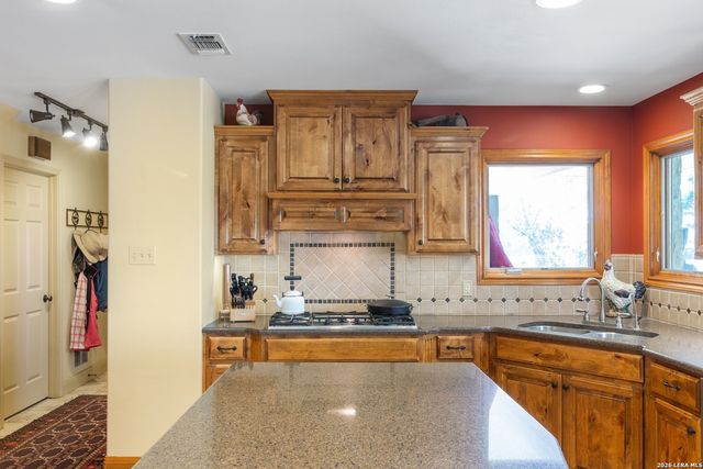 647 Funf Kinder Rd, Fredericksburg, TX 78624