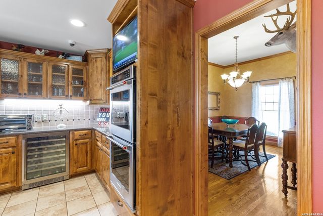 647 Funf Kinder Rd, Fredericksburg, TX 78624