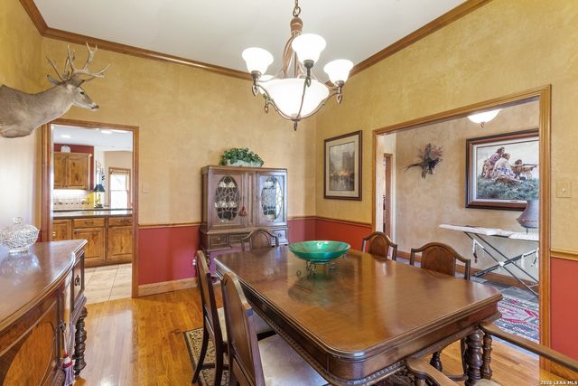 647 Funf Kinder Rd, Fredericksburg, TX 78624