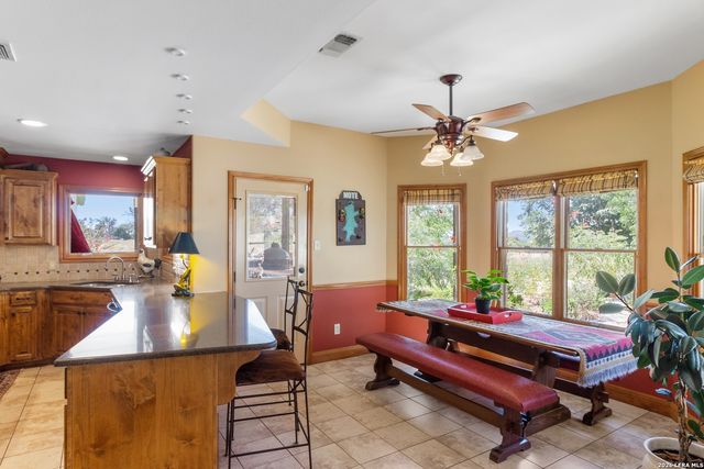 647 Funf Kinder Rd, Fredericksburg, TX 78624