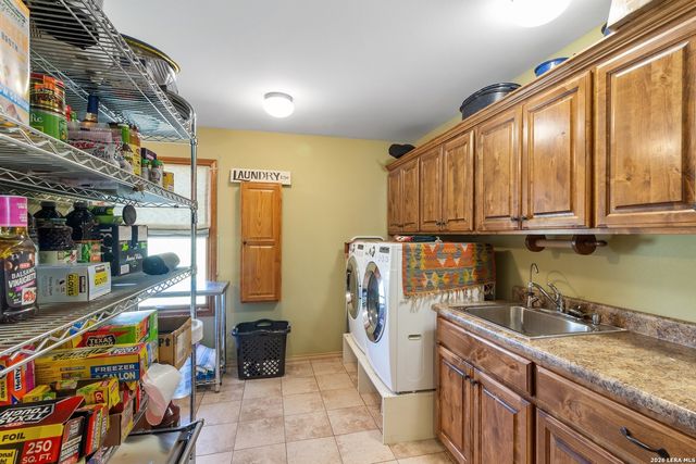 647 Funf Kinder Rd, Fredericksburg, TX 78624