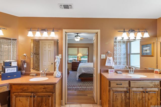 647 Funf Kinder Rd, Fredericksburg, TX 78624