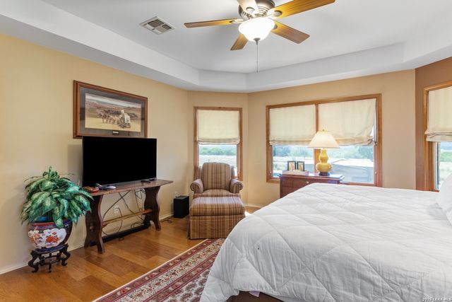 647 Funf Kinder Rd, Fredericksburg, TX 78624