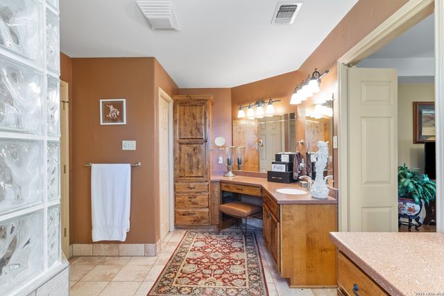 647 Funf Kinder Rd, Fredericksburg, TX 78624