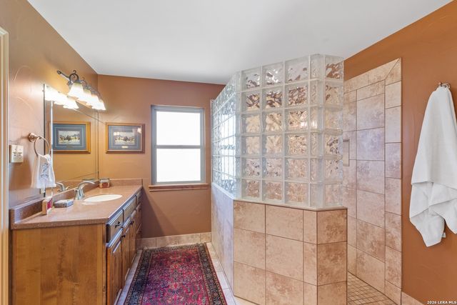 647 Funf Kinder Rd, Fredericksburg, TX 78624