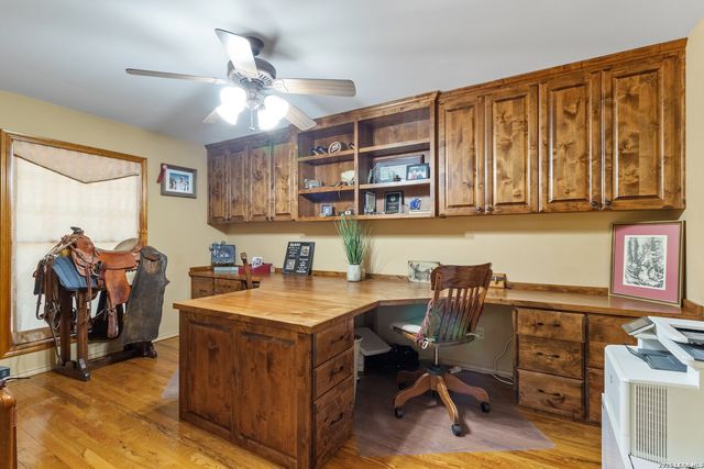 647 Funf Kinder Rd, Fredericksburg, TX 78624