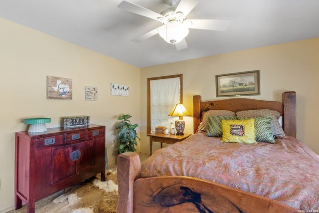 647 Funf Kinder Rd, Fredericksburg, TX 78624