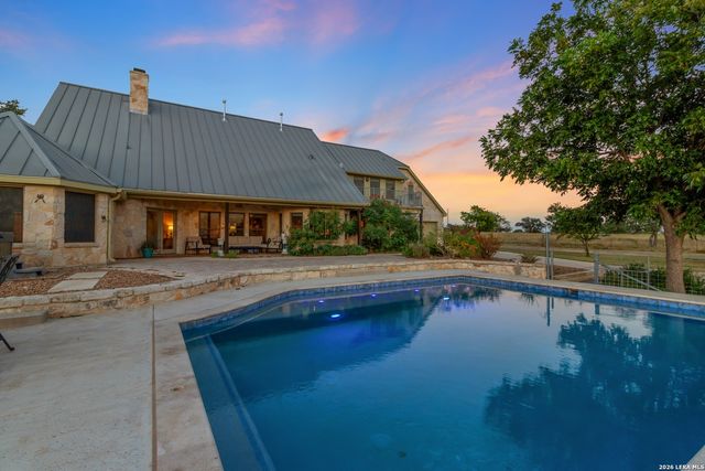 647 Funf Kinder Rd, Fredericksburg, TX 78624