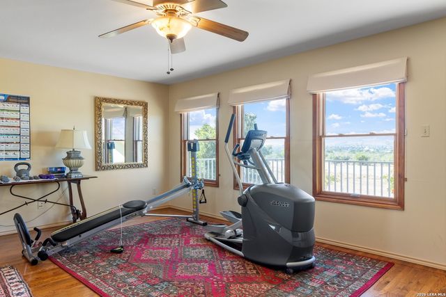 647 Funf Kinder Rd, Fredericksburg, TX 78624