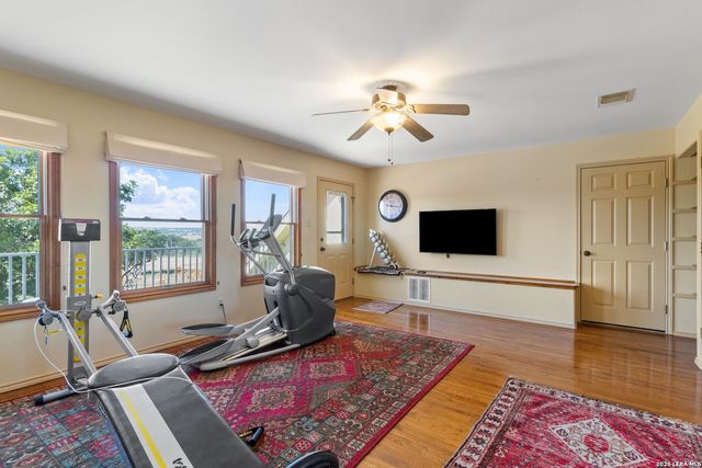 647 Funf Kinder Rd, Fredericksburg, TX 78624