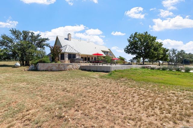 647 Funf Kinder Rd, Fredericksburg, TX 78624