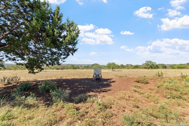 647 Funf Kinder Rd, Fredericksburg, TX 78624