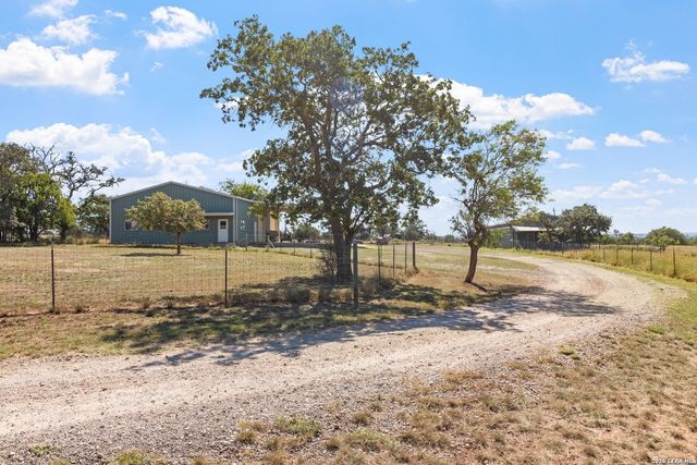647 Funf Kinder Rd, Fredericksburg, TX 78624