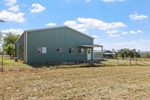 647 Funf Kinder Rd, Fredericksburg, TX 78624