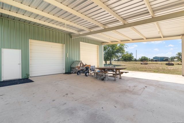 647 Funf Kinder Rd, Fredericksburg, TX 78624