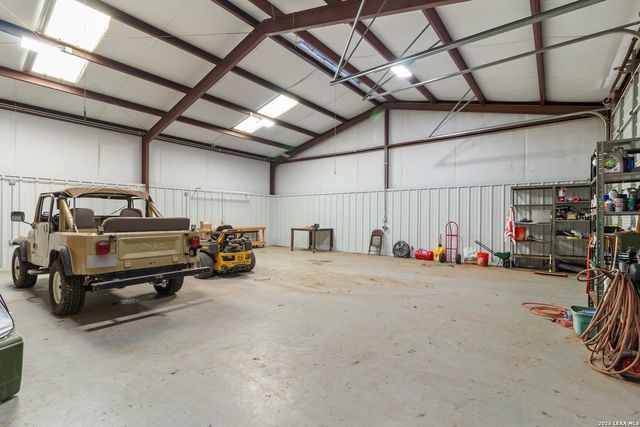 647 Funf Kinder Rd, Fredericksburg, TX 78624