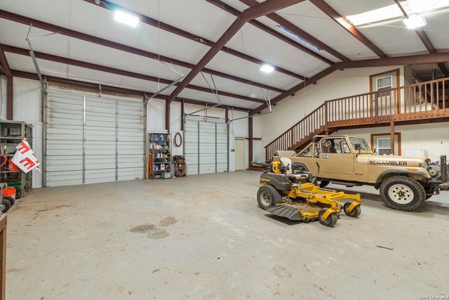 647 Funf Kinder Rd, Fredericksburg, TX 78624