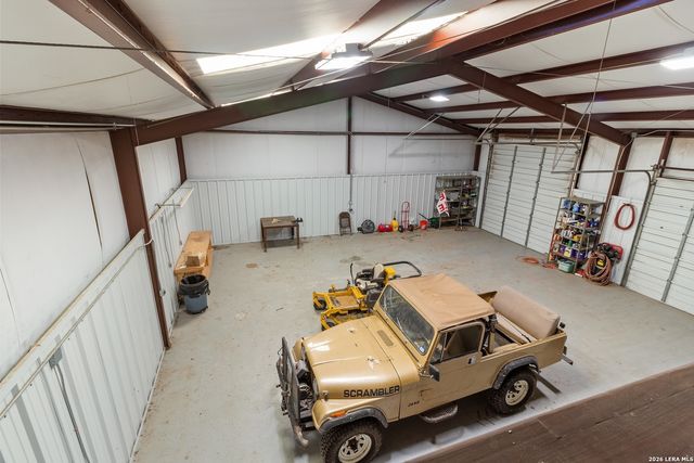 647 Funf Kinder Rd, Fredericksburg, TX 78624