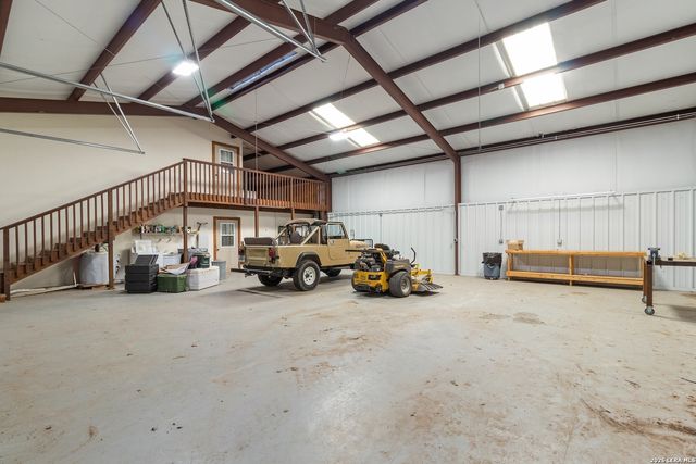 647 Funf Kinder Rd, Fredericksburg, TX 78624