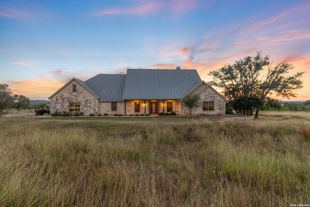 647 Funf Kinder Rd, Fredericksburg, TX 78624