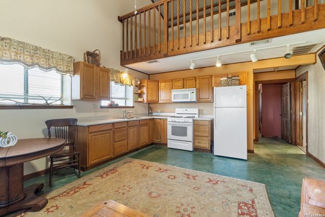 647 Funf Kinder Rd, Fredericksburg, TX 78624