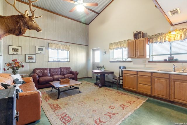 647 Funf Kinder Rd, Fredericksburg, TX 78624