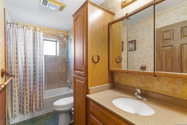 647 Funf Kinder Rd, Fredericksburg, TX 78624