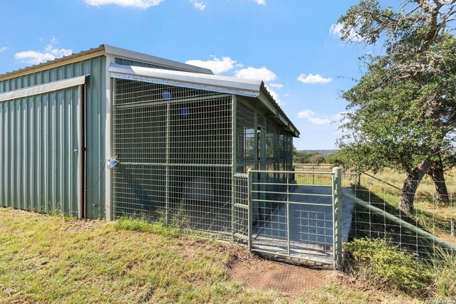 647 Funf Kinder Rd, Fredericksburg, TX 78624