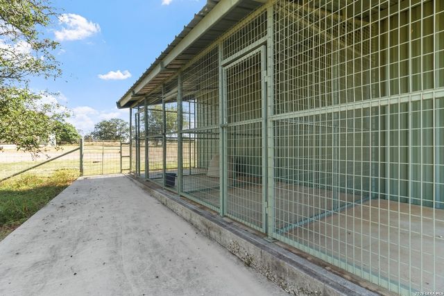 647 Funf Kinder Rd, Fredericksburg, TX 78624