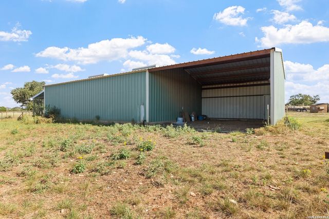 647 Funf Kinder Rd, Fredericksburg, TX 78624