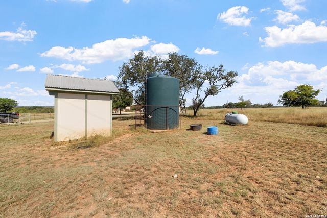 647 Funf Kinder Rd, Fredericksburg, TX 78624