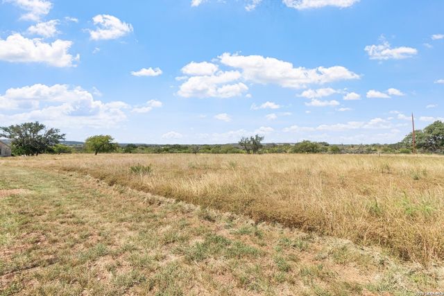 647 Funf Kinder Rd, Fredericksburg, TX 78624