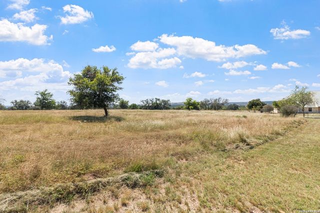 647 Funf Kinder Rd, Fredericksburg, TX 78624