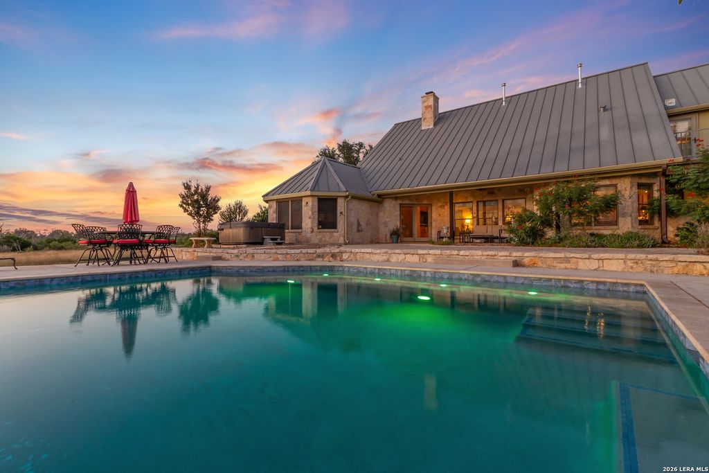 647 Funf Kinder Rd, Fredericksburg, TX 78624