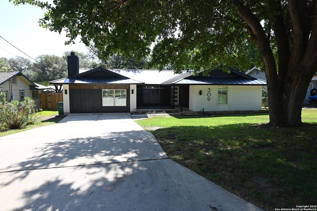 309 Schweppe St, Boerne, TX 78006