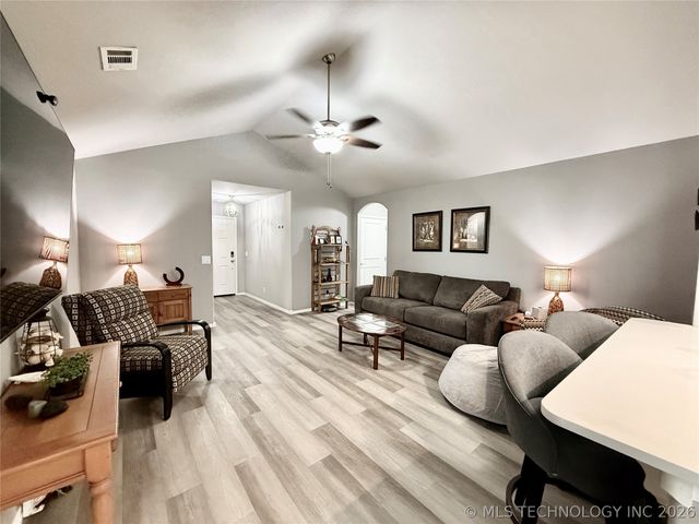 31752 E 62nd Place S, Broken Arrow, OK 74014