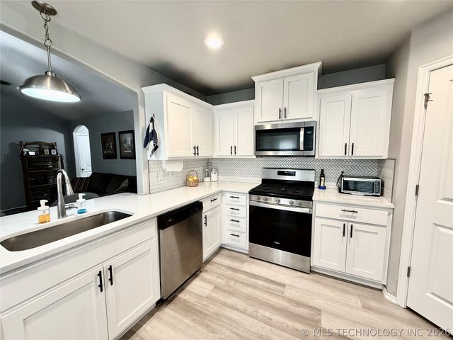 31752 E 62nd Place S, Broken Arrow, OK 74014