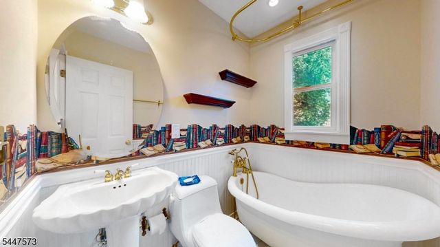 41 Circle Dr, Paramus Boro, NJ 07652