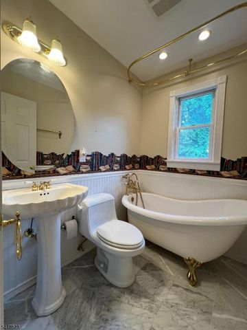 41 Circle Dr, Paramus Boro, NJ 07652