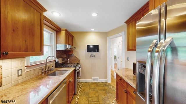 41 Circle Dr, Paramus Boro, NJ 07652
