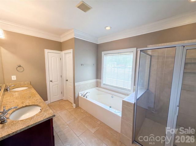 9721 Arlington Oaks Drive, Charlotte, NC 28227