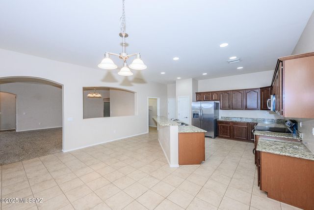 7805 E Treetop Road, Tucson, AZ 85756