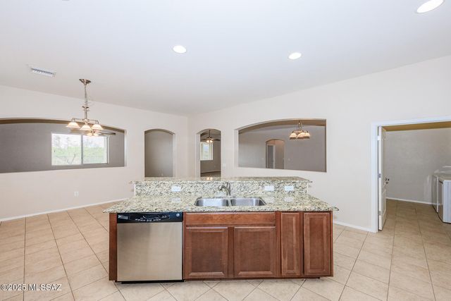 7805 E Treetop Road, Tucson, AZ 85756