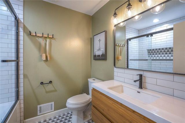 7809 Long Avenue, Lenexa, KS 66216