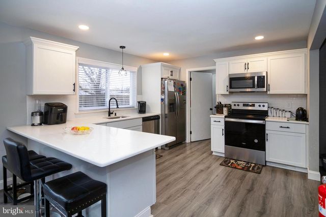 16 ABERDALE LN, Sicklerville, NJ 08081