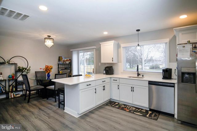 16 ABERDALE LN, Sicklerville, NJ 08081