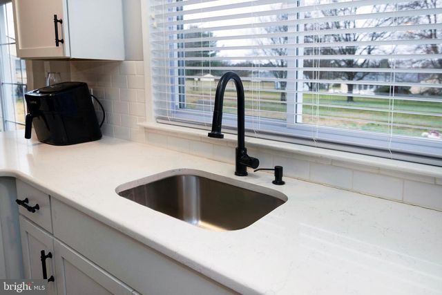 16 ABERDALE LN, Sicklerville, NJ 08081