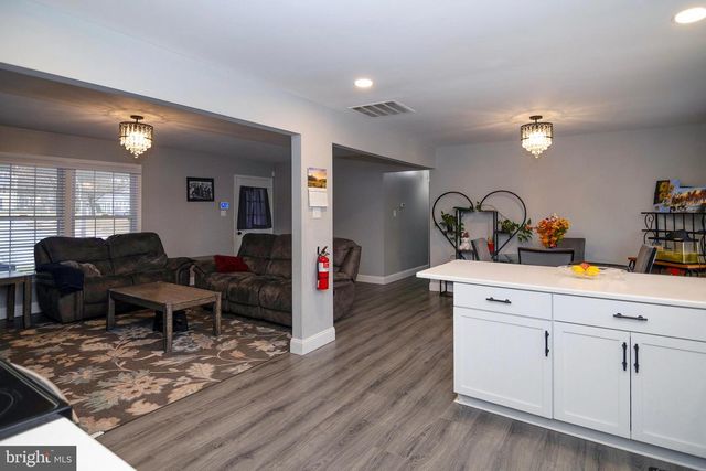 16 ABERDALE LN, Sicklerville, NJ 08081