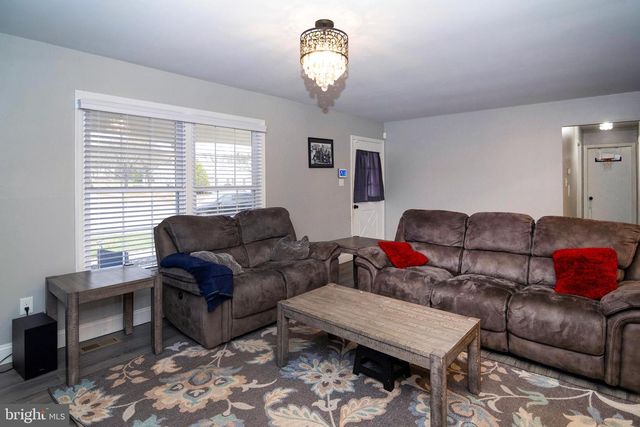 16 ABERDALE LN, Sicklerville, NJ 08081