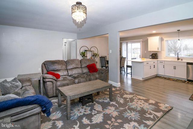 16 ABERDALE LN, Sicklerville, NJ 08081